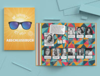 Abschlussbuch mit Doppelseite von Schuelersteckbriefen mit Sonnenstrahlen und Sonnenbrille Umschlag mit Aufschrift Die Zukunft ist hell