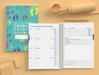 Individualisierte Schulplaner mit Courage zeigen Umschlagseite und Doppelseiten für Wochenübersichten